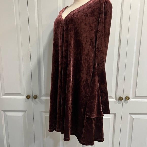 A.n.a Velvety Mauve Shift Dress with a Little Sparkle and Long Bell Sleeves. - Picture 4 of 13